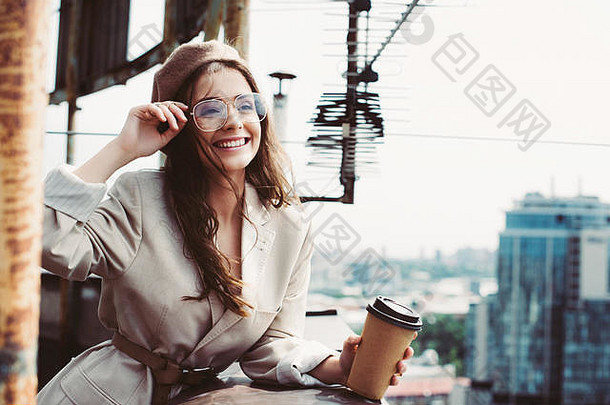 美丽的微笑女孩米色西装贝雷帽摆姿势屋顶咖啡