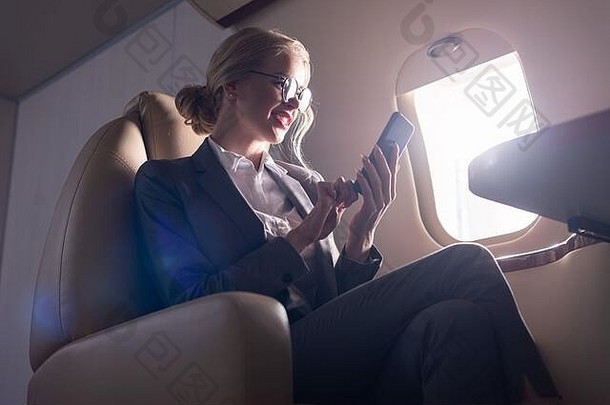 担心女商人会说话的智能手机飞机业务旅行
