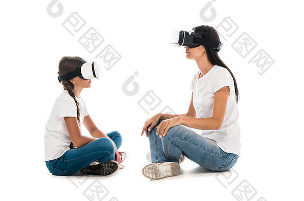 妈妈。女儿虚拟现实耳机坐着白色