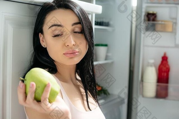 伤<strong>心怀</strong>孕了女人苹果坐着打开冰箱厨房