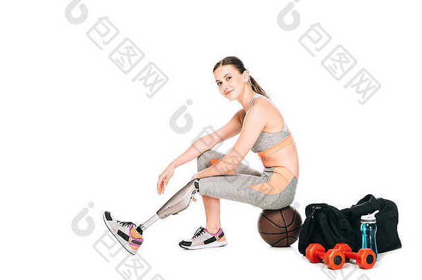 微笑禁用女运动员坐着篮球球孤立的白色
