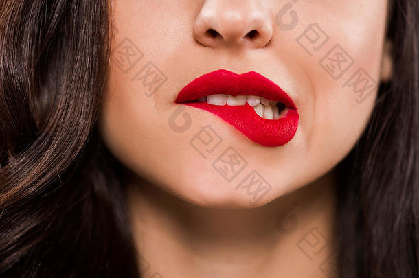 裁剪视图年轻的女人咬红色的嘴唇