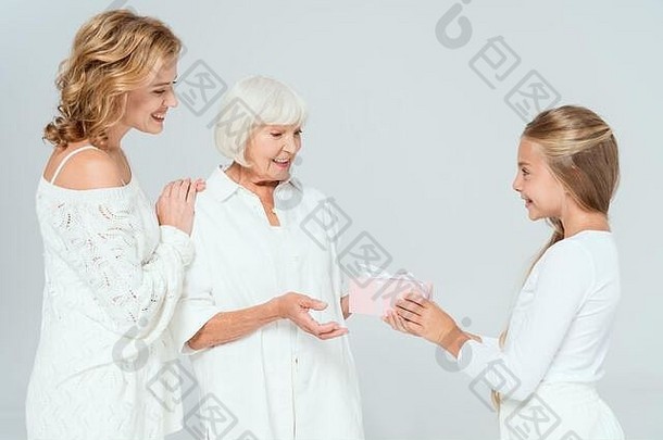 微笑（外）孙女给礼物祖母孤立的灰色