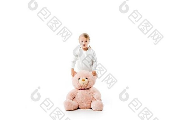 可爱的孩子站粉红色的泰迪熊孤立的白色
