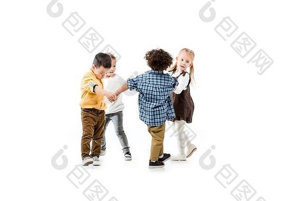 可爱的多元文化的孩子们持有手玩孤立的白色