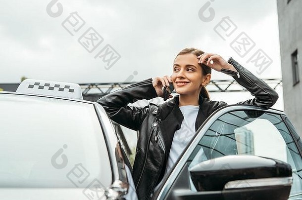 微笑女人出租车司机会说话的智能手机车