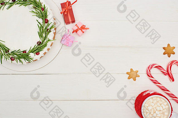 前视图圣诞节馅饼礼物糖果拐杖杯可可棉花糖白色木表格