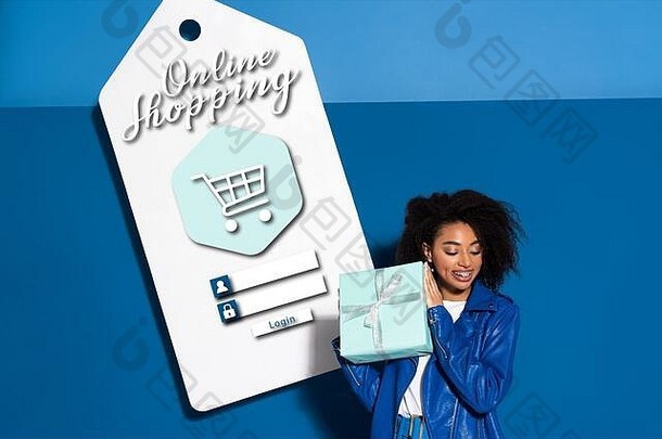 微笑非洲美国女人礼物大价格标签在线购物插图蓝色的背景