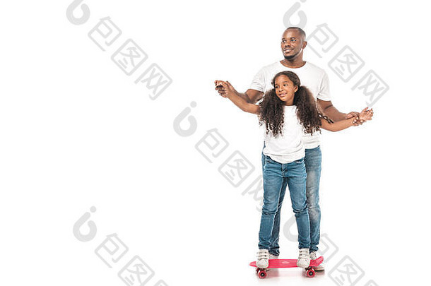 微笑非洲美国父亲支持可爱的女儿滑板白色背景