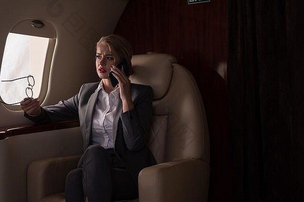 女商人会说话的智能手机飞机业务旅行