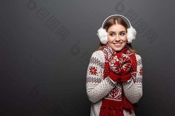 微笑女孩圣诞节毛衣围巾连指手套耳罩孤立的灰色