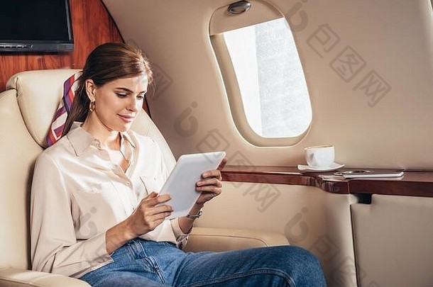 有吸引力的女人衬衫数字平板电脑私人飞机