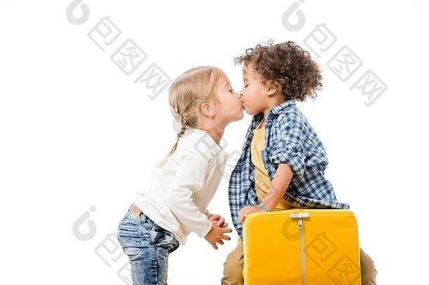 跨种族夫妇孩子们接吻孤立的白色