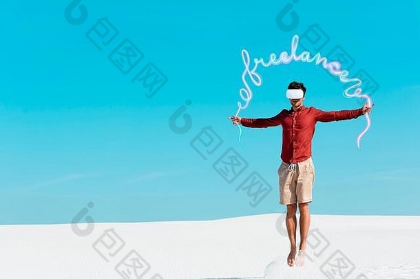 男人。桑迪海滩耳机跳清晰的蓝色的天空自由插图
