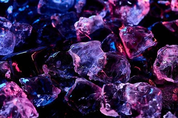 透明的冰多维数据集紫色的照明孤立的<strong>黑</strong>色的