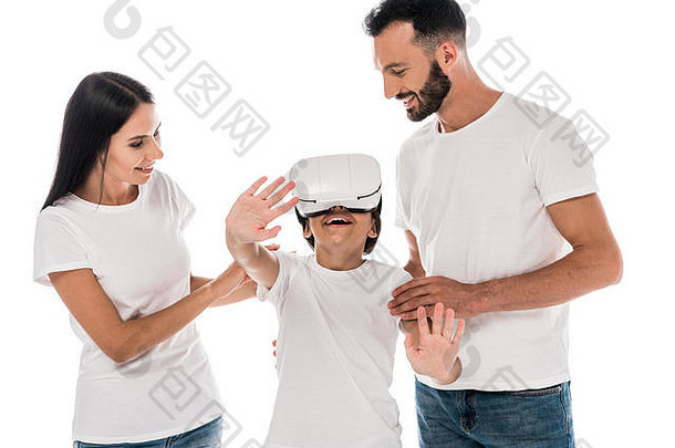 快乐父母孩子虚拟现实耳机孤立的白色