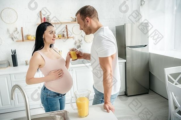 快乐怀孕了妻子丈夫喝橙色汁<strong>厨房</strong>