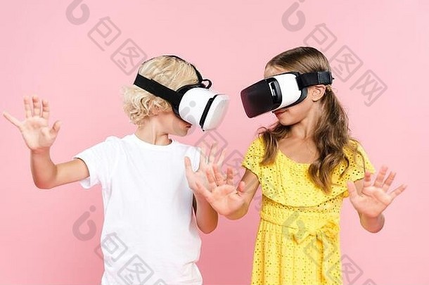 孩子们虚拟现实耳机伸出的手粉红色的背景