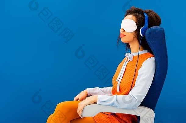 非洲美国睡觉面具听音乐睡觉座位孤立的蓝色的
