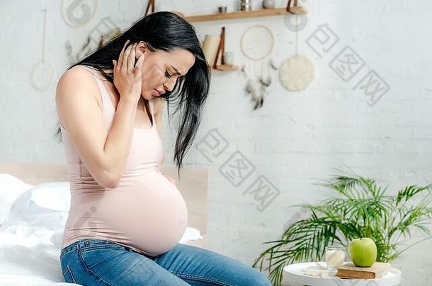 担心怀孕了女人疼痛肚子卧室
