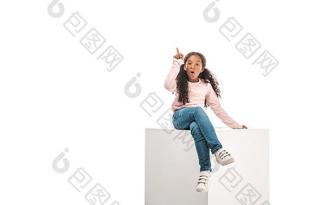 兴奋非洲美国孩子显示的想法标志坐着孤立的白色