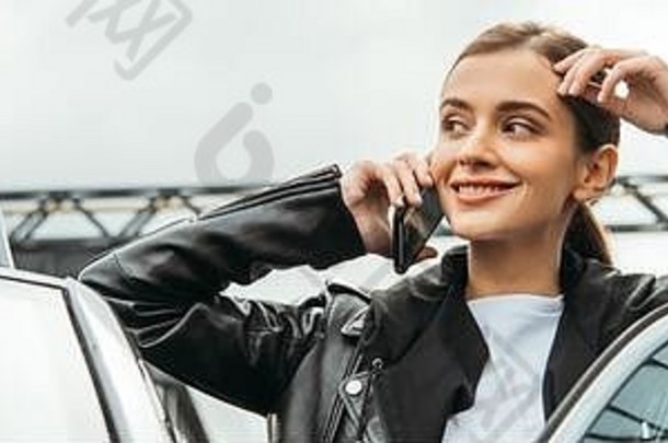 微笑女人出租车司机会说话的智能手机车全景拍摄