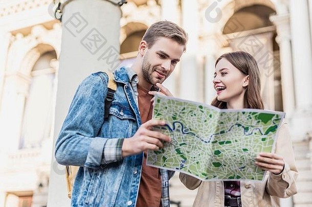 低角视图深思熟虑的的男朋友快乐女朋友地图城市