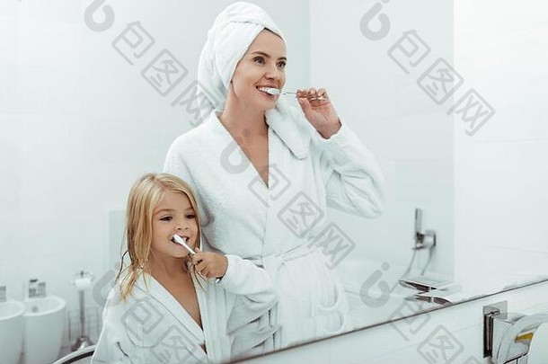 快乐妈妈。女儿浴袍刷牙牙齿镜子