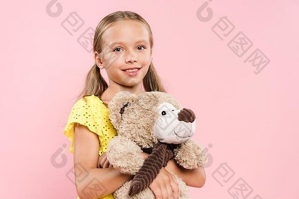 微笑孩子相机持有泰迪熊孤立的粉红色的