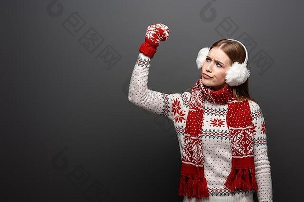 持怀疑态度女人手势圣诞节毛衣围巾连指手套耳罩孤立的灰色