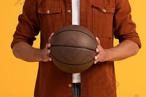 全景拍摄男人。持有篮球孤立的橙色