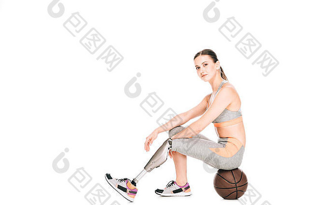 禁用女运动员坐着篮球球孤立的白色