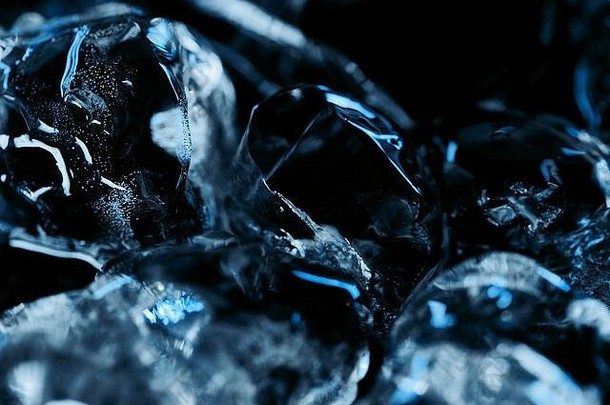 关闭视图冻冰多维数据集蓝色的照明孤立的<strong>黑</strong>色的