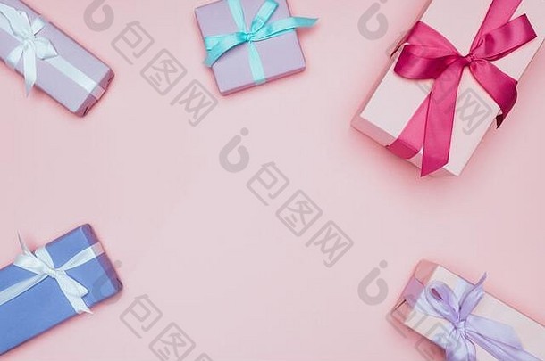 前视图圣诞节礼物盒子丝带弓孤立的粉红色的