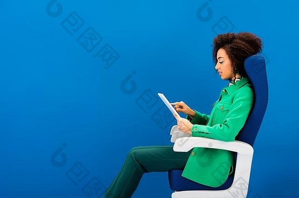 一边视图非洲美国女人数字平板电脑孤立的蓝色的