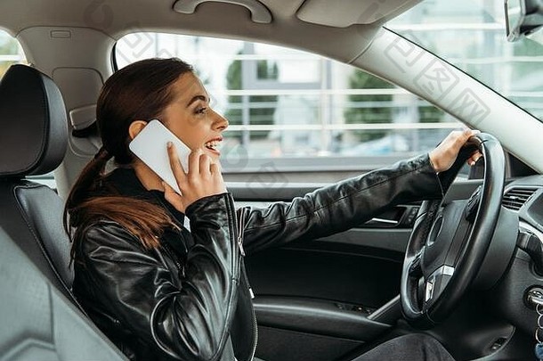 微笑女人会说话的智能手机开车车