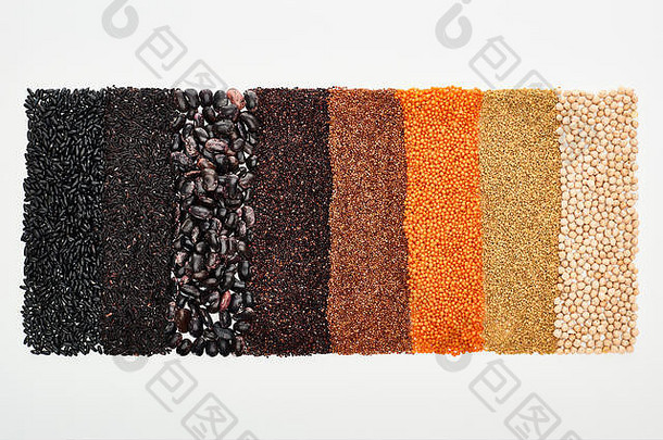 前视图各种各样的黑色的豆子大米藜麦荞麦鹰嘴豆小扁豆孤立的白色