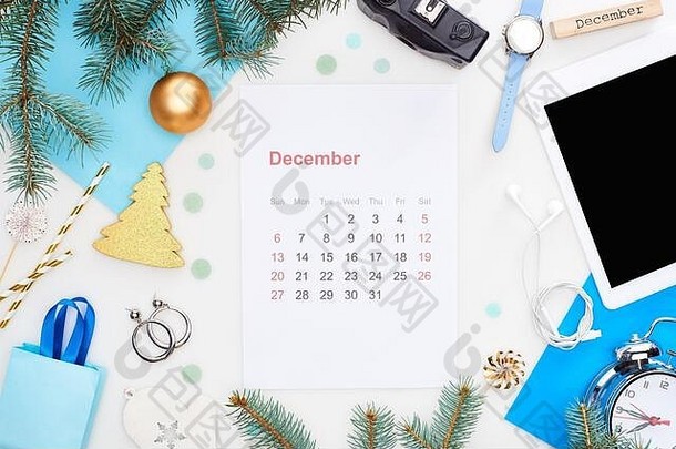 12月日历页面数字相机圣诞节装饰物冷杉分支手表蓝色的纸木块12月登记孤立的一点点