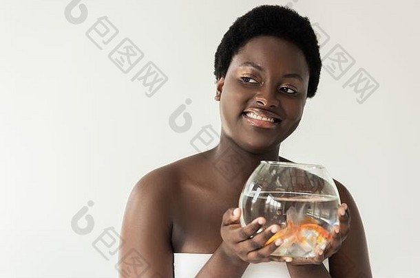 微笑非洲美国女孩持有水族馆鱼孤立的灰色