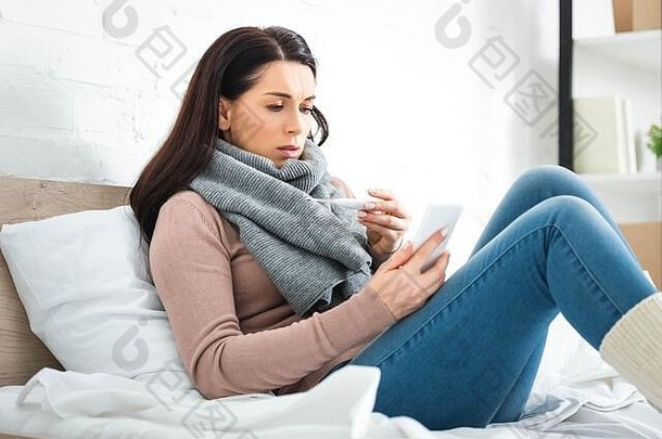 生病了女人温度计在线咨询医生智能手机