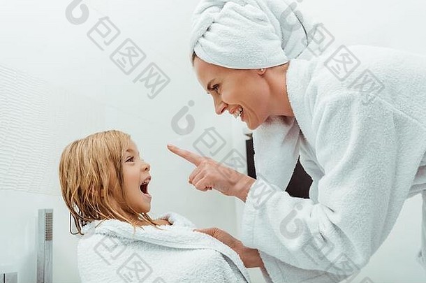 快乐妈妈。指出手指兴奋女儿浴室