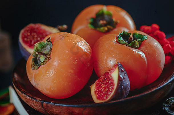 成熟的柿子木板黑暗秋天生活水果浆果收获概念黑暗食物摄影复制空间