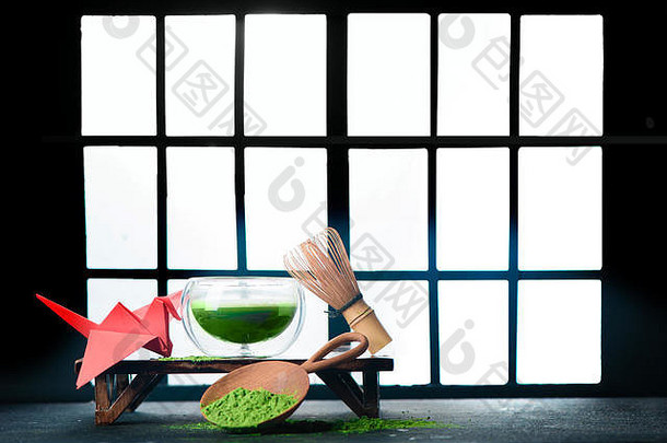 火柴绿色茶双墙玻璃茶碗竹子搅拌红色的折纸起重机障子滑动门背景传统的日本问