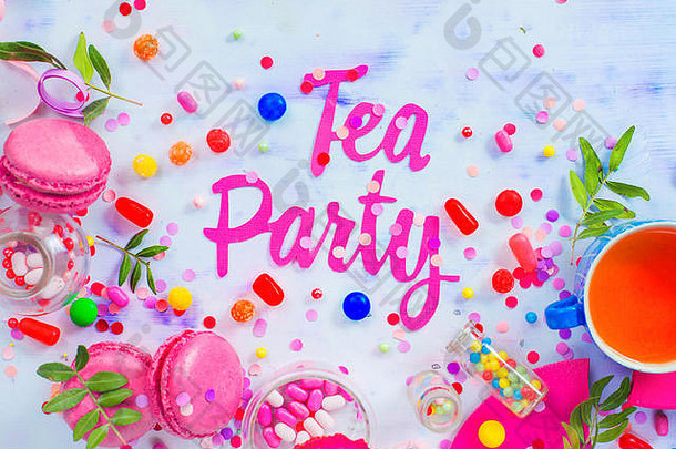 茶聚会，派对概念粉红色的音调纸文本糖果糖果五彩纸屑马卡龙色彩斑斓的生日庆祝活动平躺复制空间