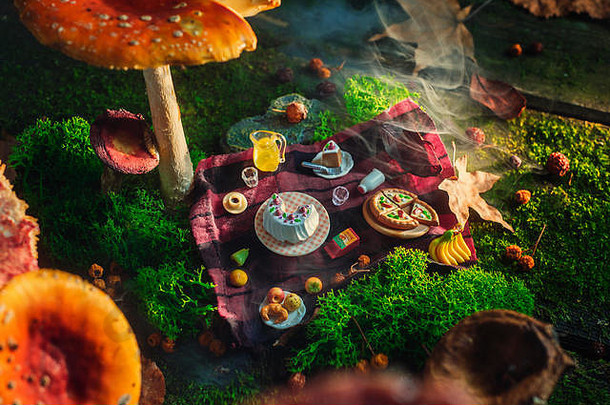 野餐羊肚菌蘑菇微型食物森林小世界概念神奇的艺术照片头