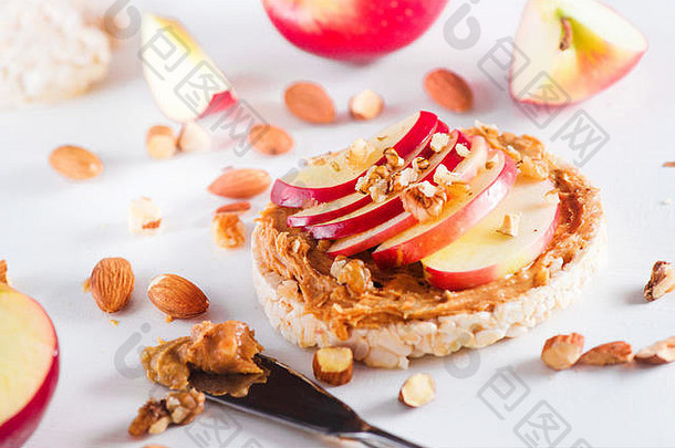 苹果脆面包烤面包苹果片花生黄油杏仁核桃健康的早餐概念高关键