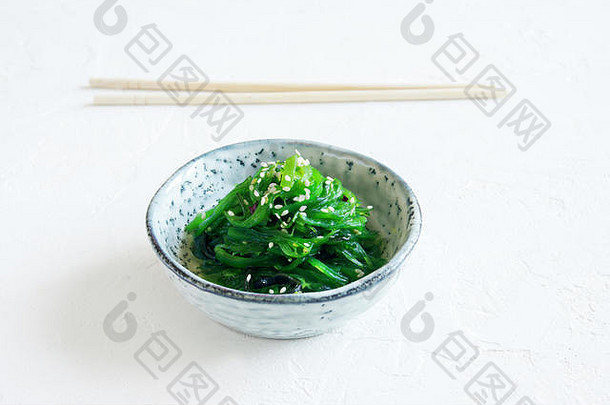 楚卡海藻沙拉陶瓷碗白色背景复制空间日本厨房楚卡沙拉