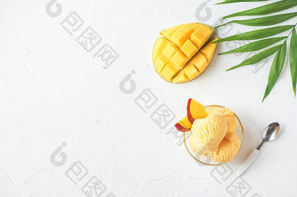 芒果冰奶油冰沙碗自制的水果芒果冰奶油白色背景复制空间