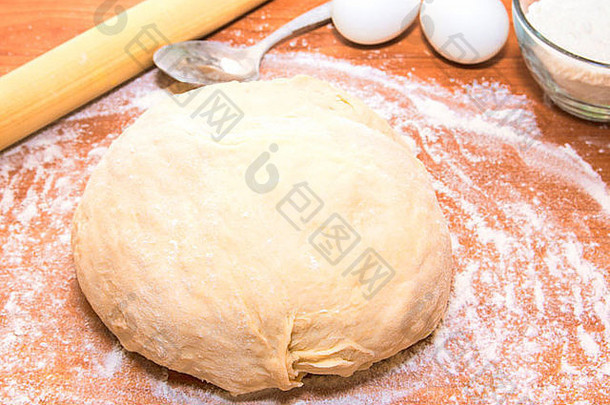 过程面包烹饪关闭新鲜的酵母面团滚动销面粉