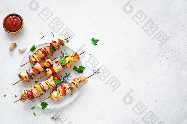 烤蔬菜鸡串贝尔辣椒西葫芦洋葱蘑菇白色背景前视图复制空间肉蔬菜